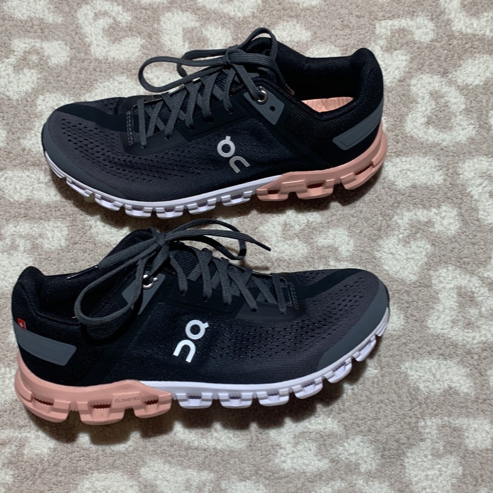 On Cloudflow Running Shoes - Picture 3 of 9